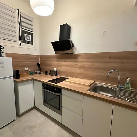 Au Coeur De L'ecusson Apartment