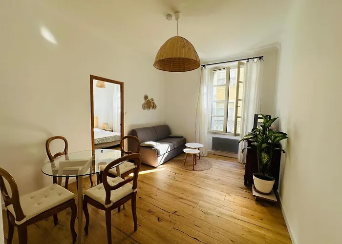 Au Coeur De L'ecusson Apartment *