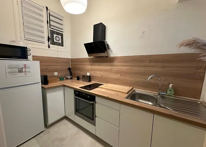 Au Coeur De L'ecusson Apartment